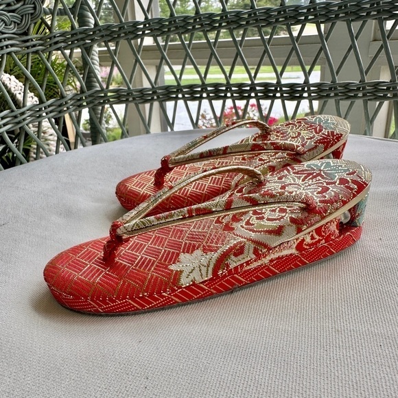 AUTHENTIC, NWOT, VINTAGE JAPANESE GIRLS ZORI GEISHA SANDALS. SILVER BELL IN HEEL - Picture 6 of 9